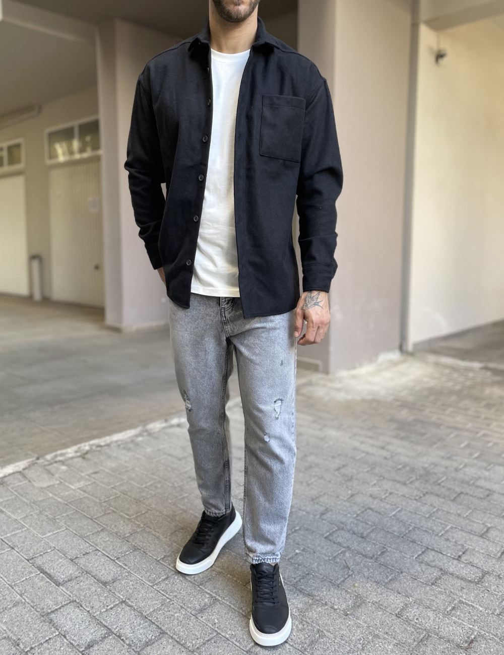 Ανδρικό μονόχρωμο πουκάμισο μακρυμάνικο με τσεπάκι στο στήθος.
