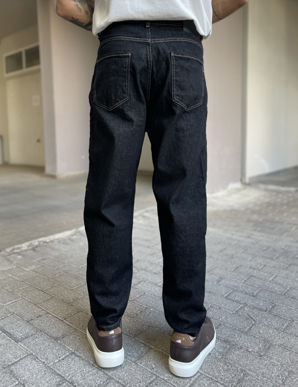 Ανδρικό τζιν παντελόνι με εμφανή ραφή σε αντίθεση χρώματος.