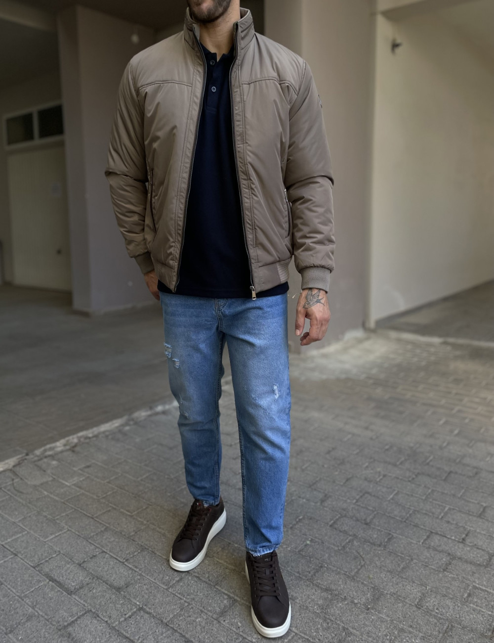 Ανδρικό μπουφάν με τσέπες και γιακά.