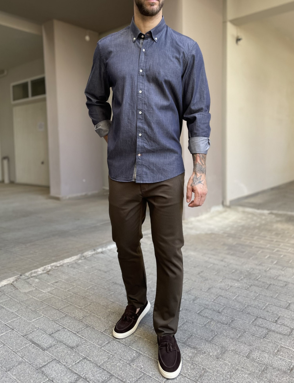 Ανδρικό πουκάμισο με denim όψη που διαθέτει γιακά κολάρο, κλείσιμο με κουμπιά, έχει ανάγλυφο σχέδιο με το λογότυπο της εταιρείας πάνω στην τσέπη του στήθους.