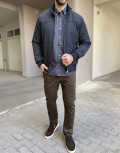 Ανδρικό μπουφάν με τσέπες και γιακά.