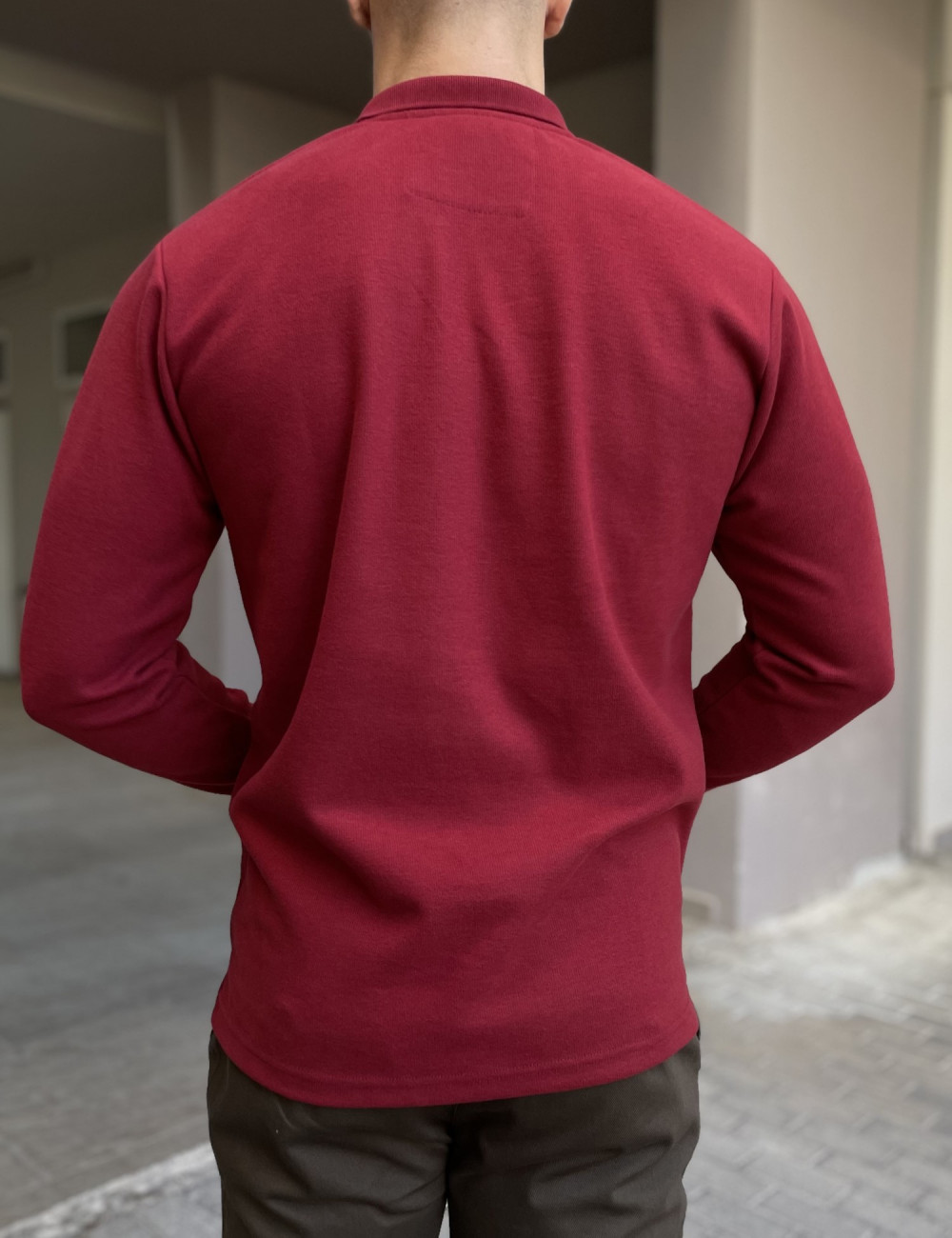 Ανδρική μακρυμάνικη μπλούζα ελληνικής κατασκευής με γιακά.