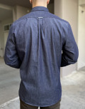 Ανδρικό πουκάμισο με denim όψη που διαθέτει γιακά κολάρο, κλείσιμο με κουμπιά, έχει ανάγλυφο σχέδιο με το λογότυπο της εταιρείας πάνω στην τσέπη του στήθους.