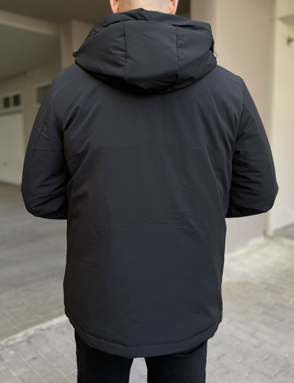 Ανδρικό μπουφάν, με ίσιο τελείωμα και τσέπες.