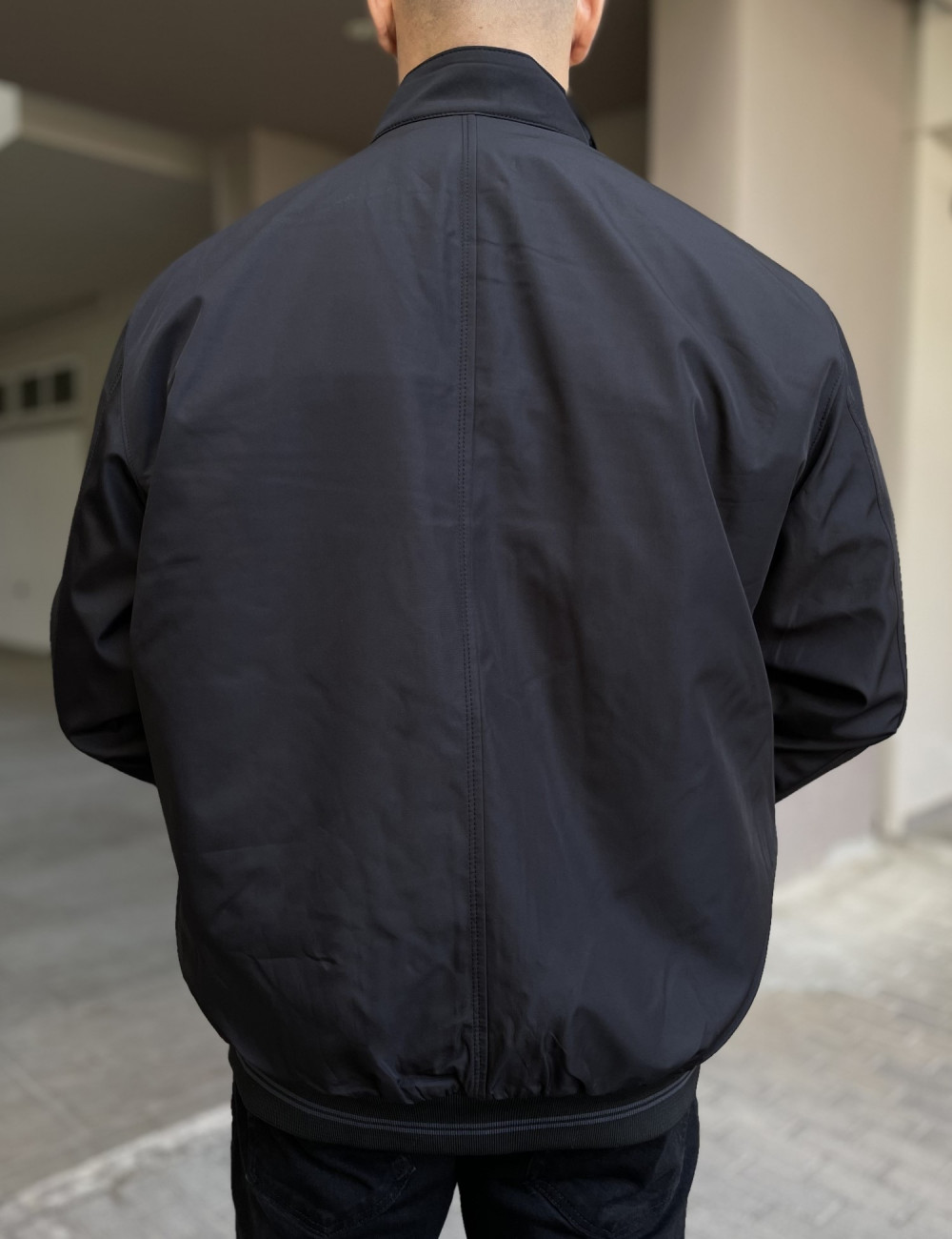 Ανδρικό μπουφάν με τσέπες και γιακά.