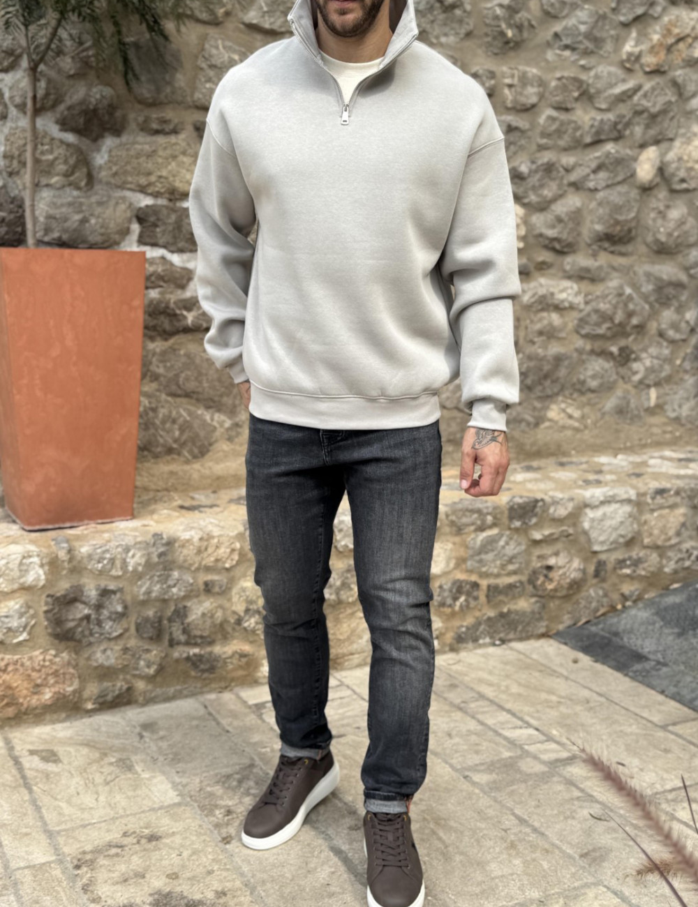 Ανδρικό μονόχρωμο φούτερ με γιακά και μισό φερμουάρ.