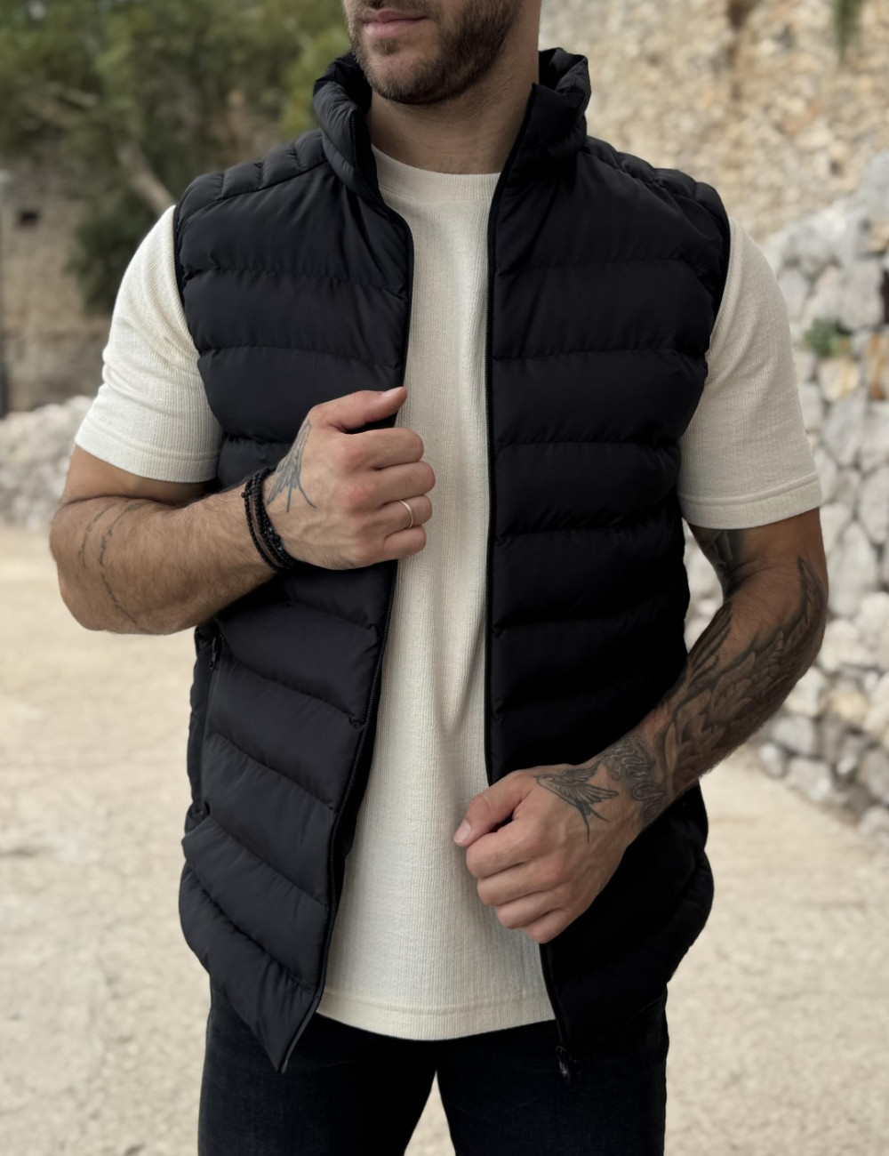 Ανδρικό καπιτονέ αμάνικο μπουφάν.