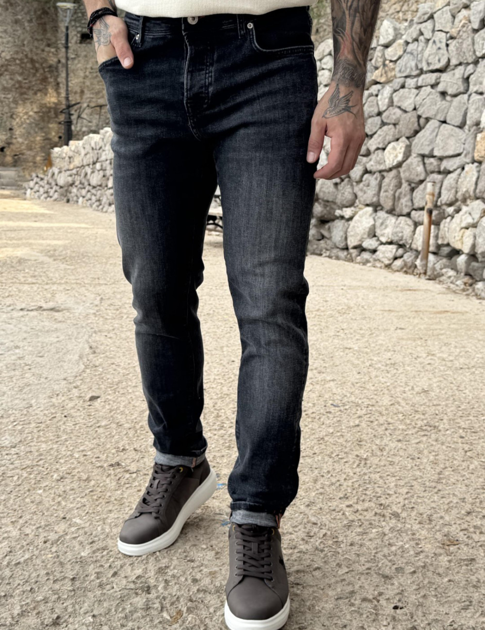 Ανδρικό τζιν παντελόνι σε slim μοντέρνα γραμμή που κλείνει με κουμπιά.