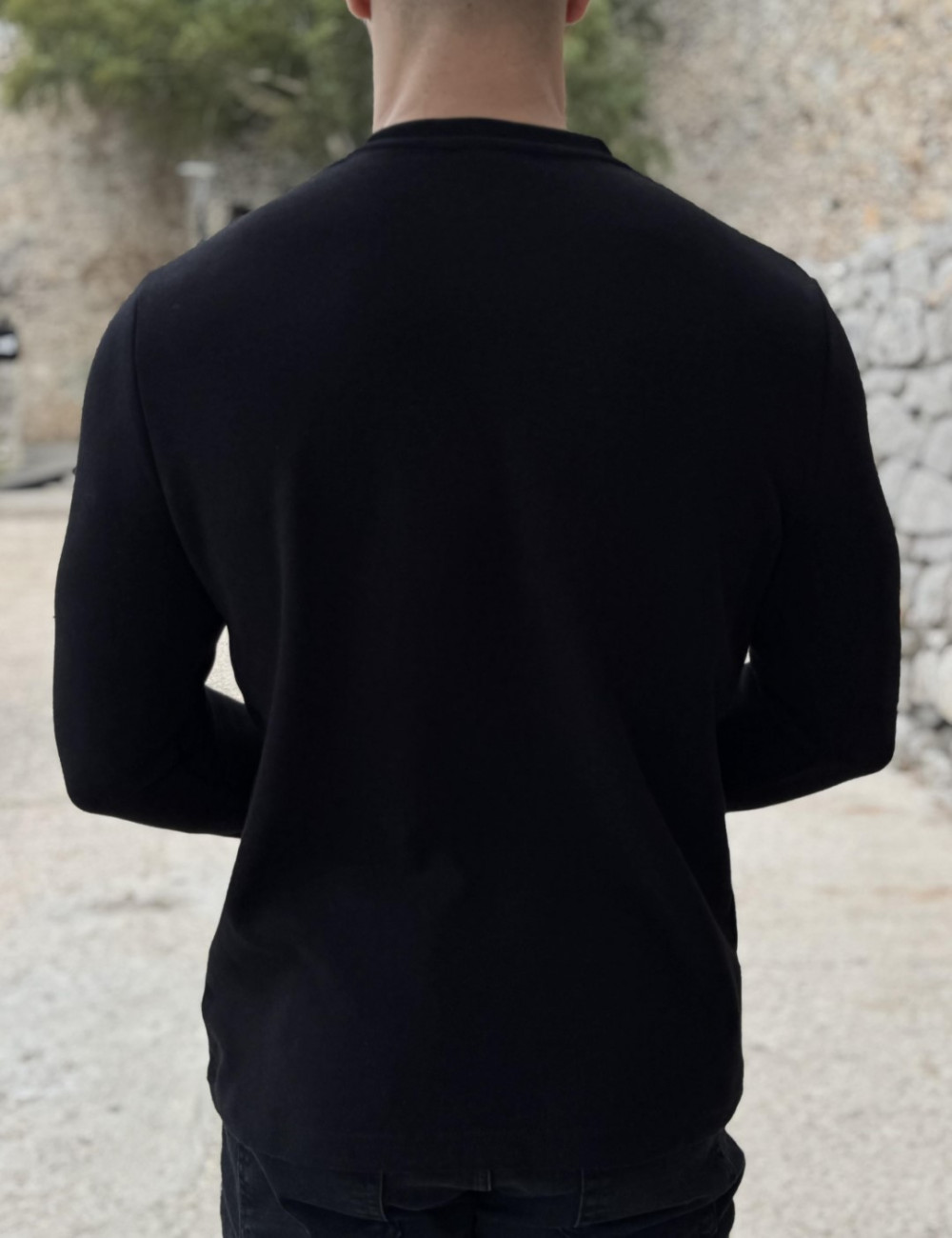 Ανδρική μονόχρωμη βαμβακερή μπλούζα με πλεκτή ύφανση.