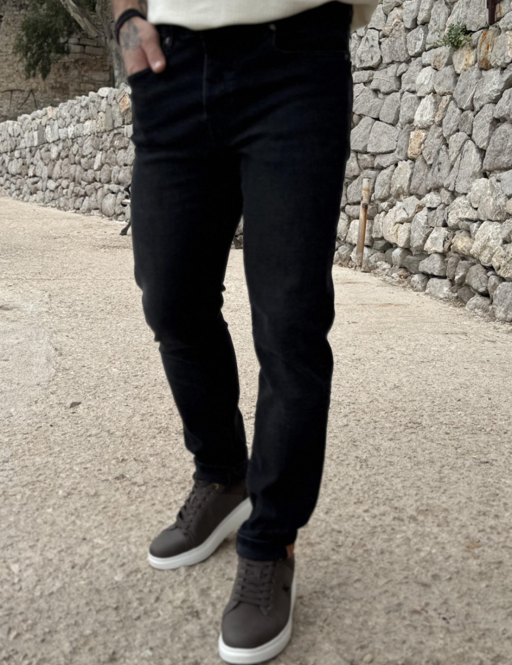 Ανδρικό τζιν παντελόνι σε ίσια μοντέρνα γραμμή που κλείνει με κουμπιά.