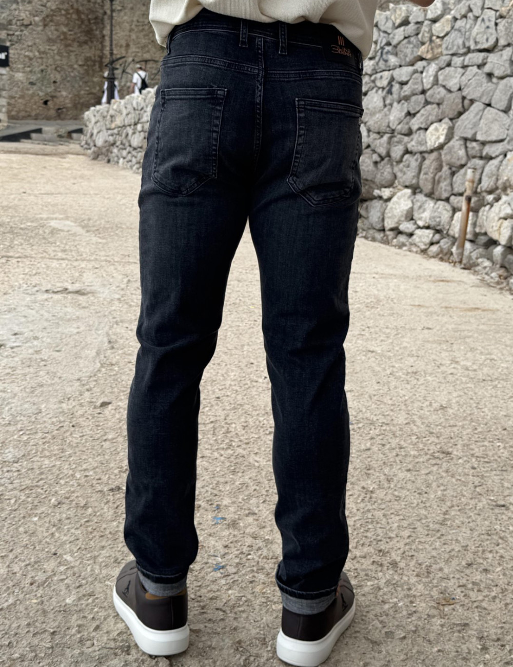 Ανδρικό τζιν παντελόνι σε slim μοντέρνα γραμμή που κλείνει με κουμπιά.