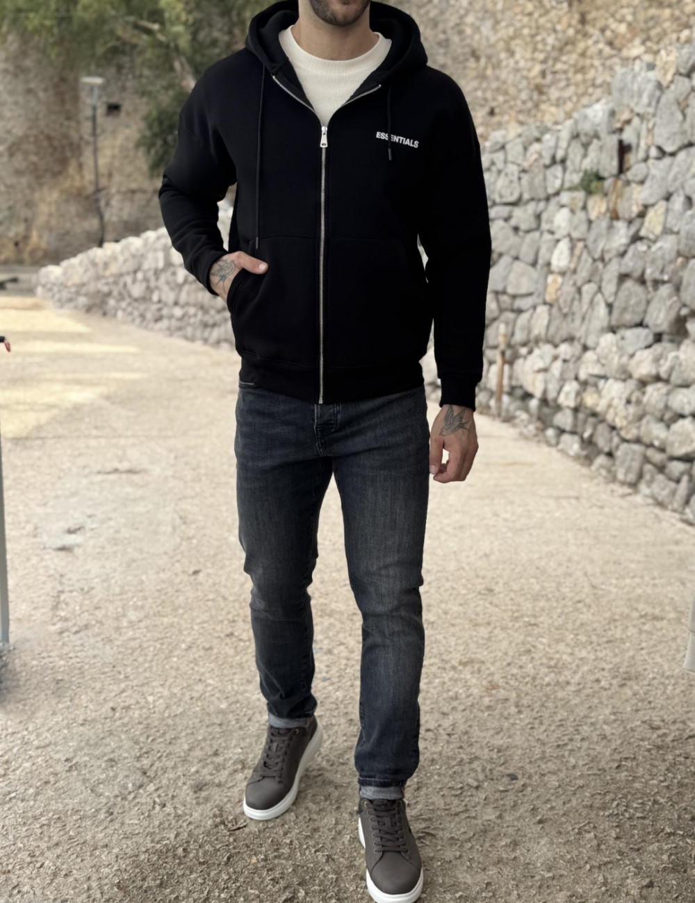 Ανδρική μονόχρωμη ζακέτα με κουκούλα .