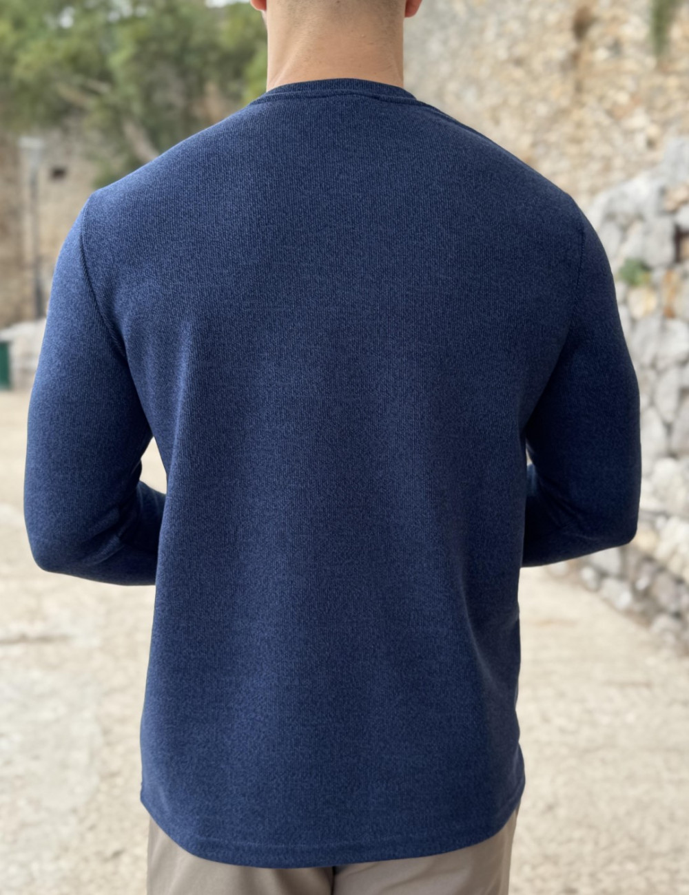 Ανδρική μονόχρωμη βαμβακερή μπλούζα με πλεκτή ύφανση.