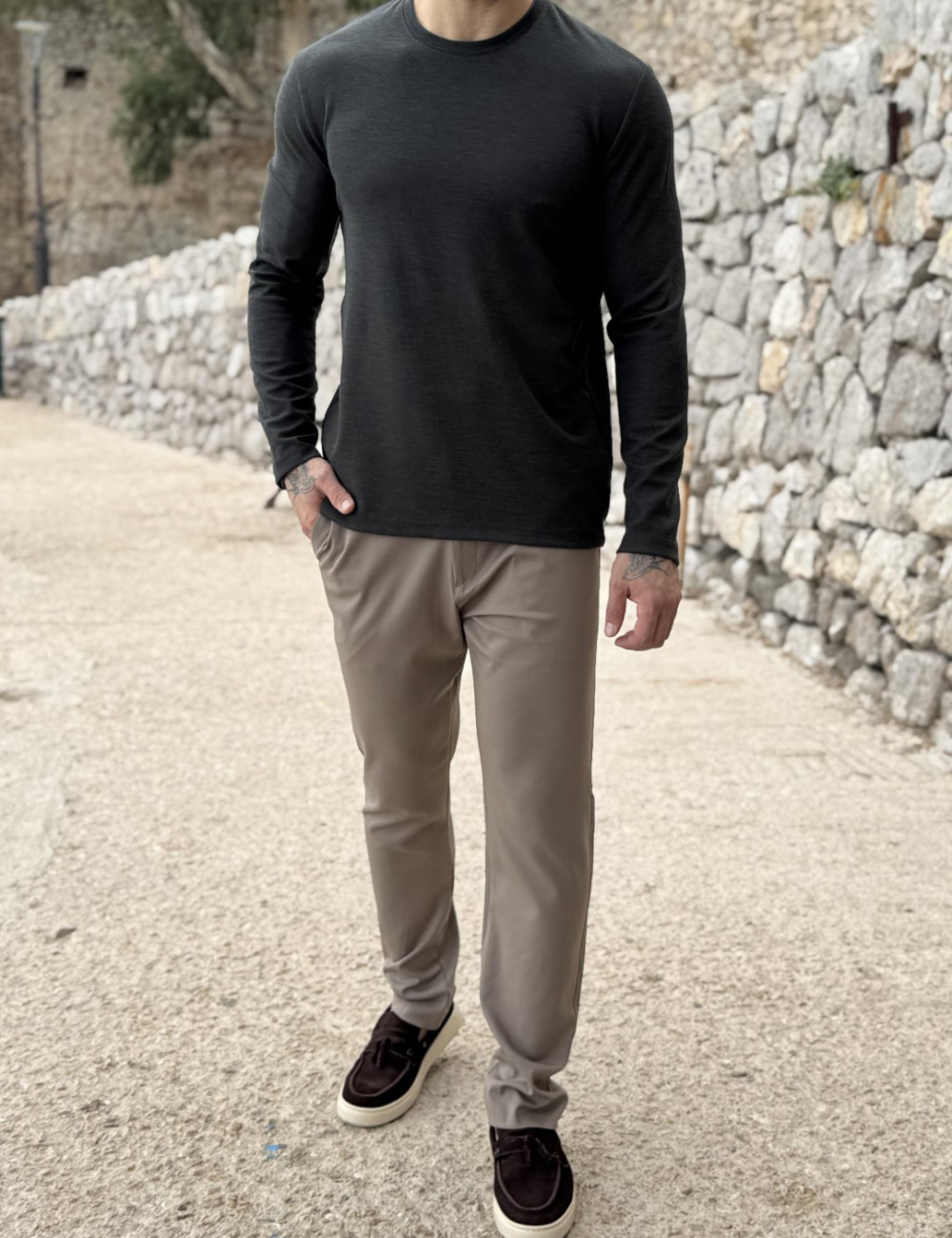 Ανδρική μονόχρωμη βαμβακερή μπλούζα με ανάγλυφο σχέδιο.
