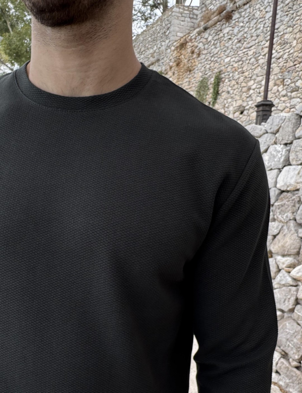 Ανδρική μονόχρωμη βαμβακερή μπλούζα με ανάγλυφο σχέδιο.