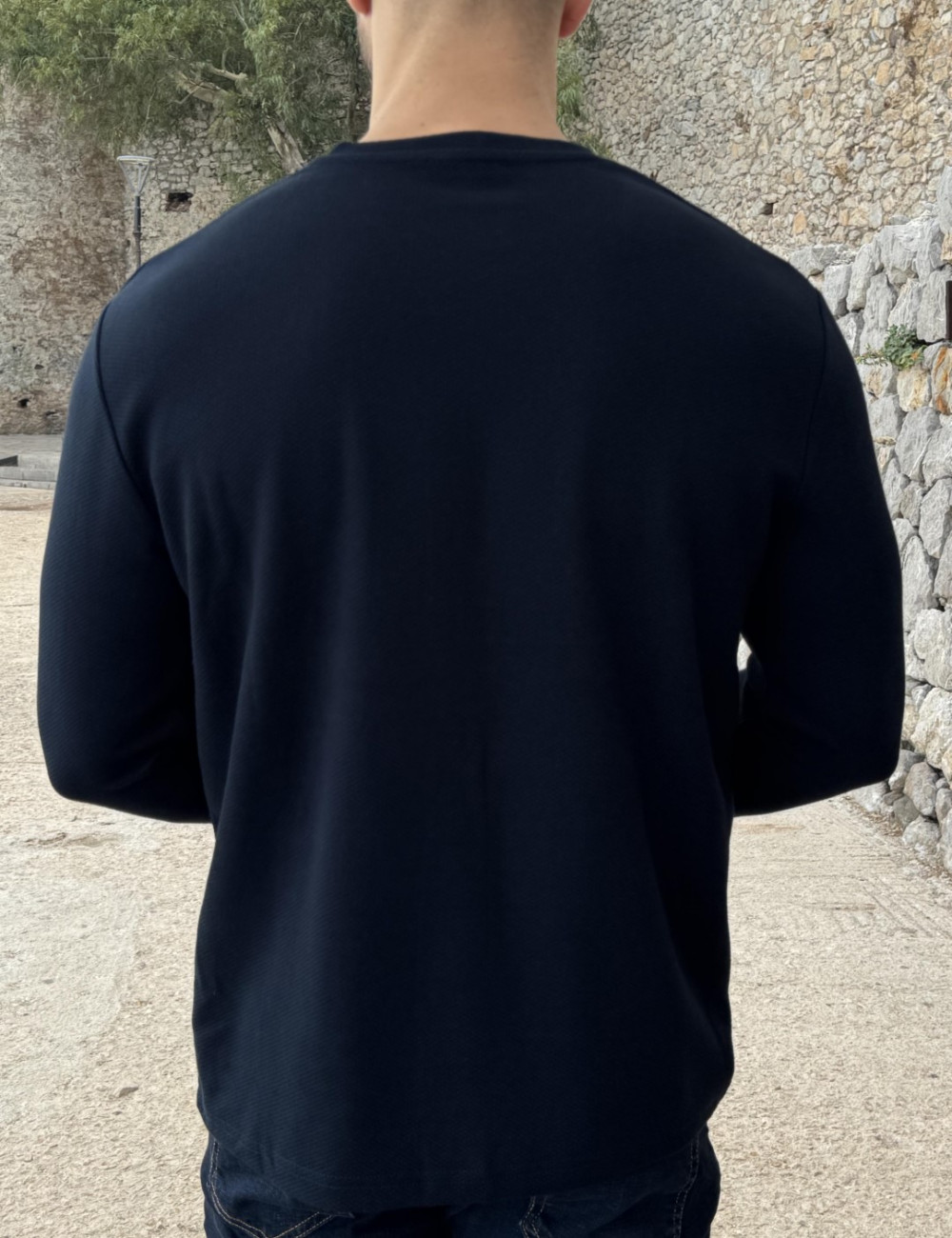 Ανδρική μονόχρωμη βαμβακερή μπλούζα με ανάγλυφο σχέδιο.