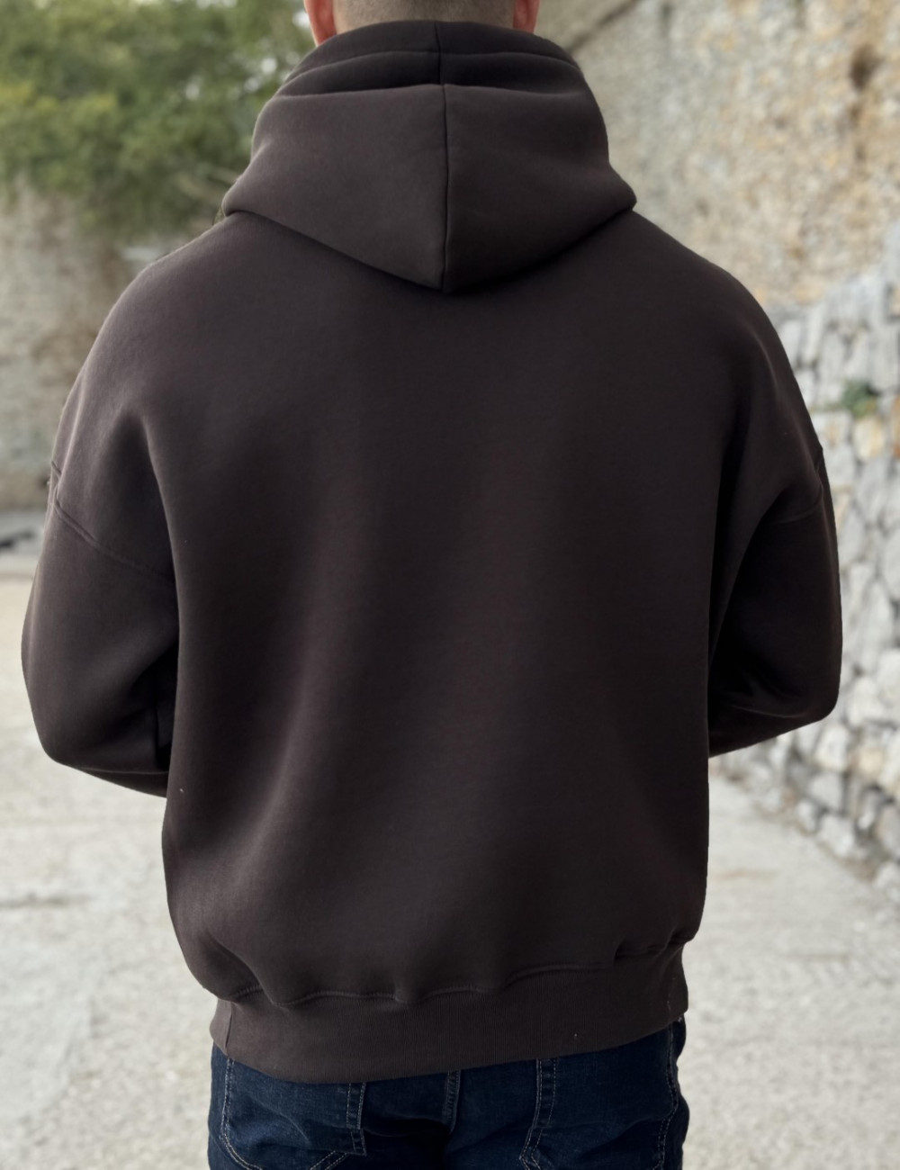 Ανδρικό μονόχρωμο φούτερ με κουκούλα.