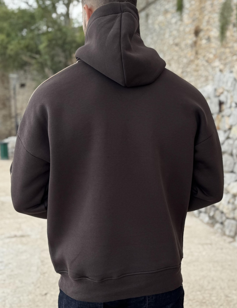 Ανδρικό μονόχρωμο φούτερ με κουκούλα.