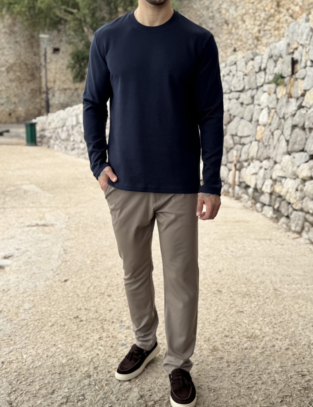Ανδρική μονόχρωμη βαμβακερή μπλούζα με πλεκτή ύφανση.