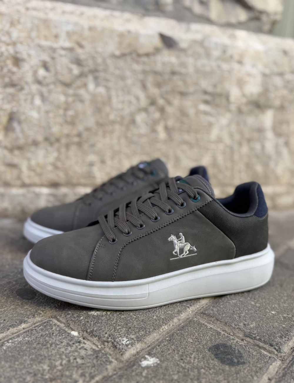 Ανδρικά δίσολα Casual Sneakers κατασκευασμένα απο δερματίνη  άριστης ποιότητας.