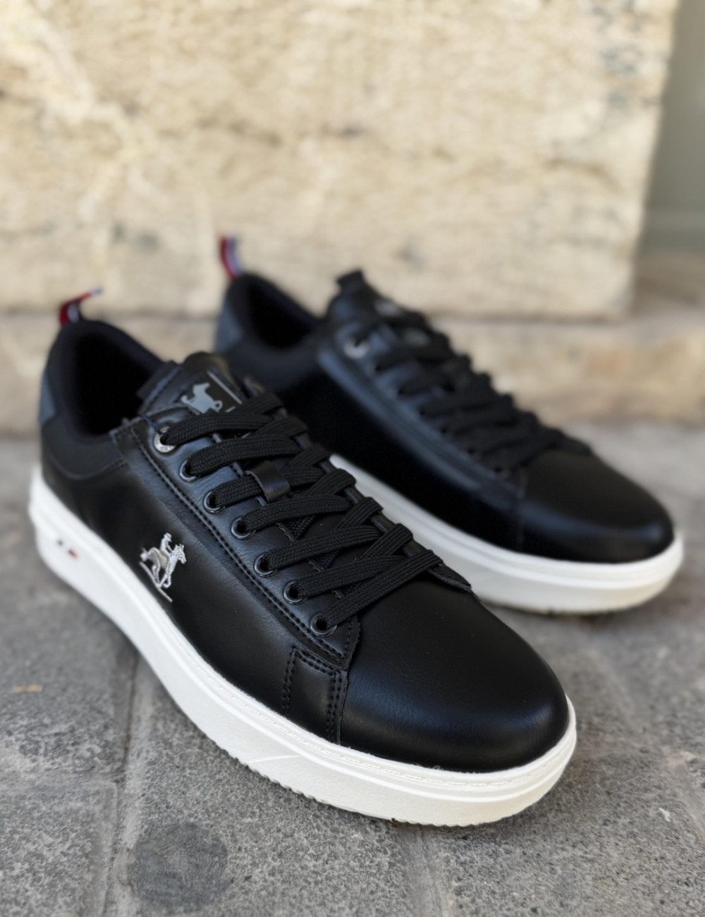 Ανδρικά χαμηλά Casual Sneakers κατασκευασμένα απο δερματίνη  άριστης ποιότητας.