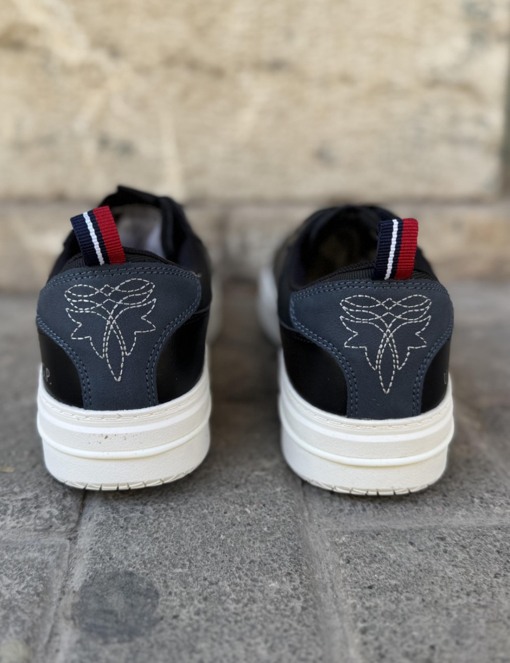 Ανδρικά χαμηλά Casual Sneakers κατασκευασμένα απο δερματίνη  άριστης ποιότητας.