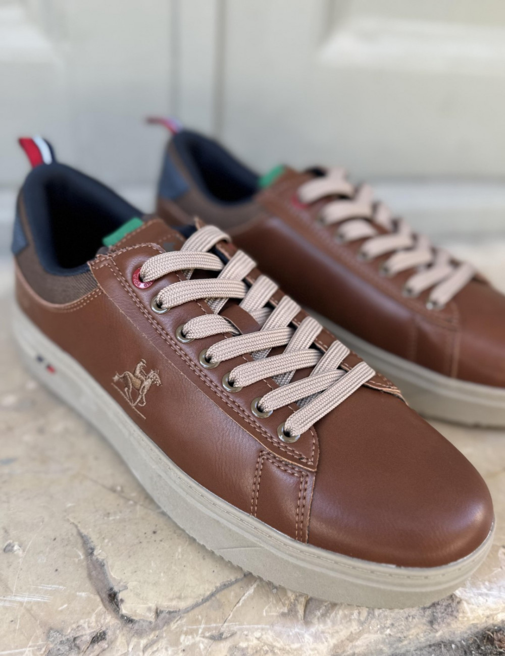 Ανδρικά χαμηλά Casual Sneakers κατασκευασμένα απο δερματίνη  άριστης ποιότητας.