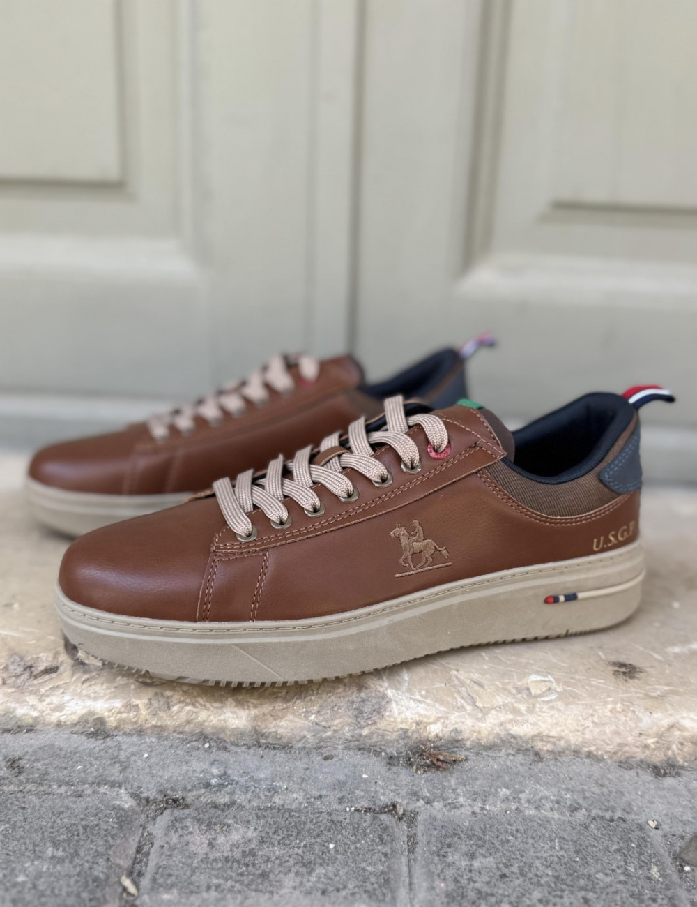 Ανδρικά χαμηλά Casual Sneakers κατασκευασμένα απο δερματίνη  άριστης ποιότητας.