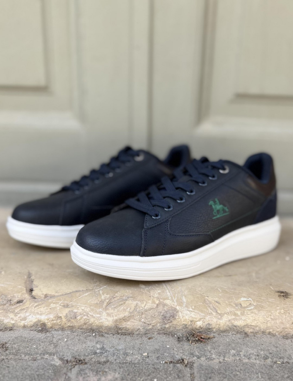 Ανδρικά χαμηλά Casual Sneakers κατασκευασμένα απο δερματίνη  άριστης ποιότητας.