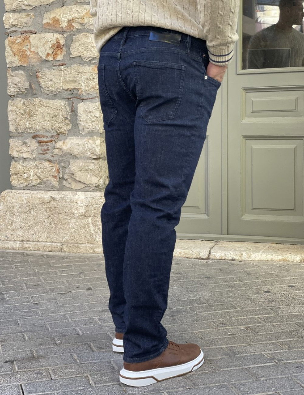 Ανδρικό τζιν παντελόνι που κλείνει με φερμουάρ.