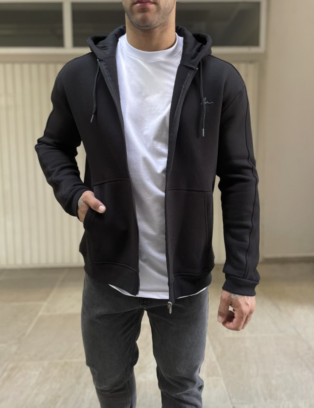 Ανδρική μονόχρωμη, βαμβακερή ζακέτα-φούτερ με κουκούλα και λάστιχο στα τελειώματά της για καλύτερη εφαρμογή.