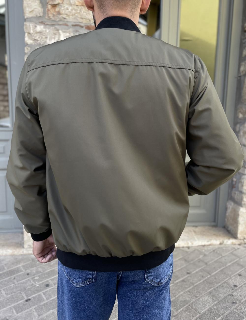 Ανδρικό μπουφάν με τσέπες και γιακά.