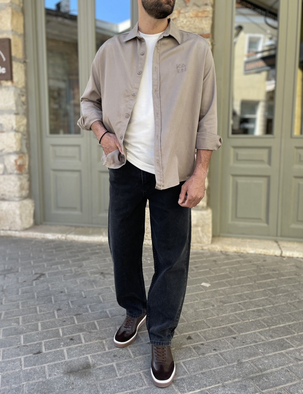 Ανδρικό πουκάμισο με γιακά μονόχρωμο .