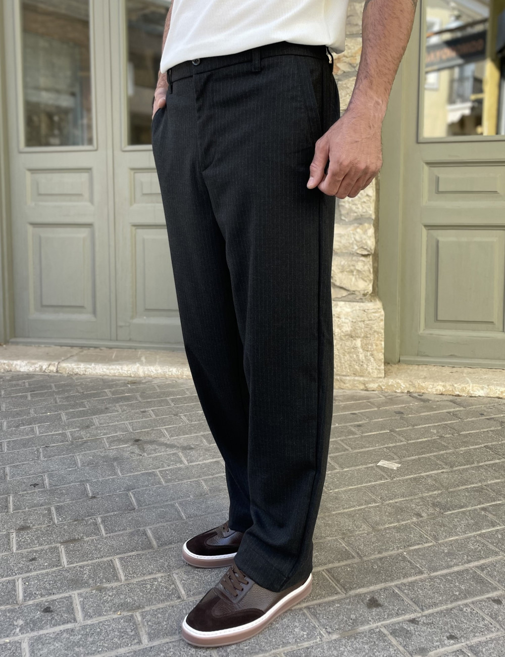 Ανδρικό υφασμάτινο παντελόνι σε loose γραμμή.
