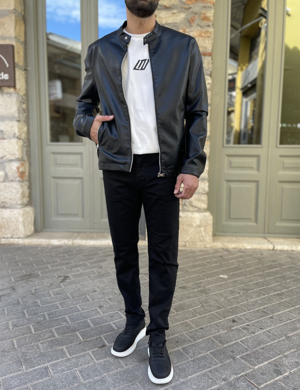Ανδρικό μπουφάν από δερματίνη με γιακά που κουμπώνει.