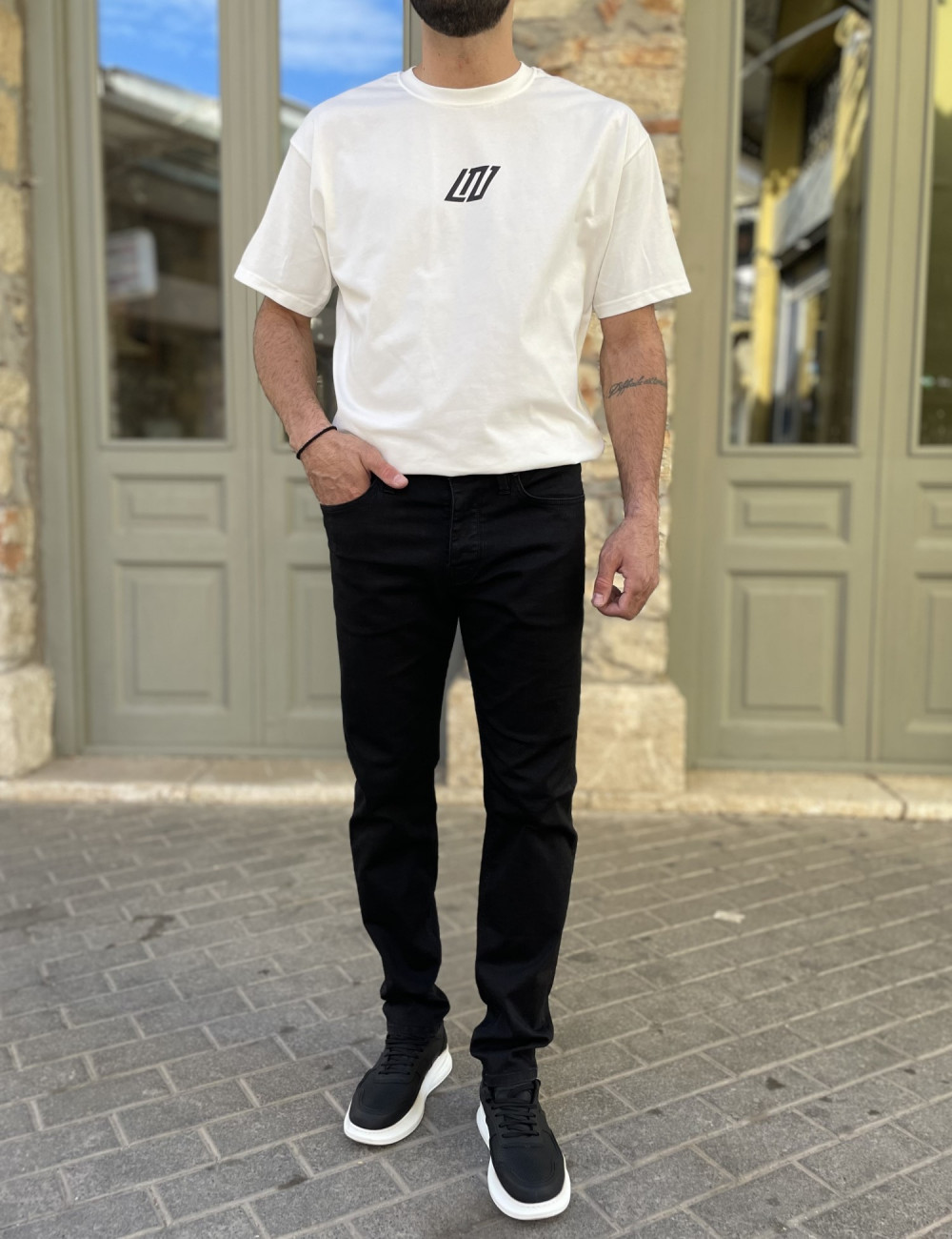 Ανδρικό τζιν παντελόνι που κλείνει με κουμπιά.