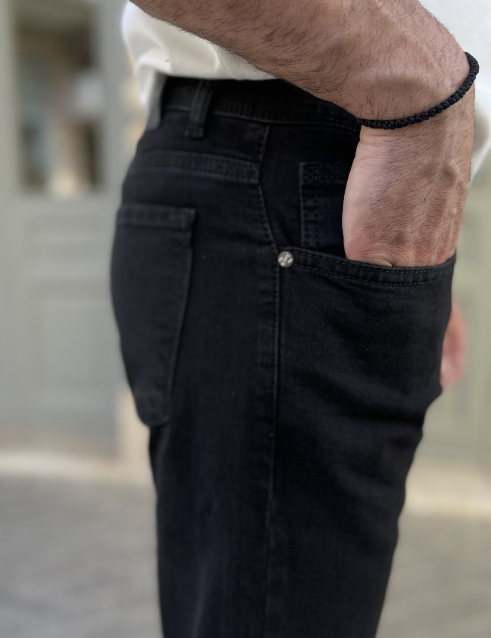 Ανδρικό τζιν παντελόνι που κλείνει με φερμουάρ.