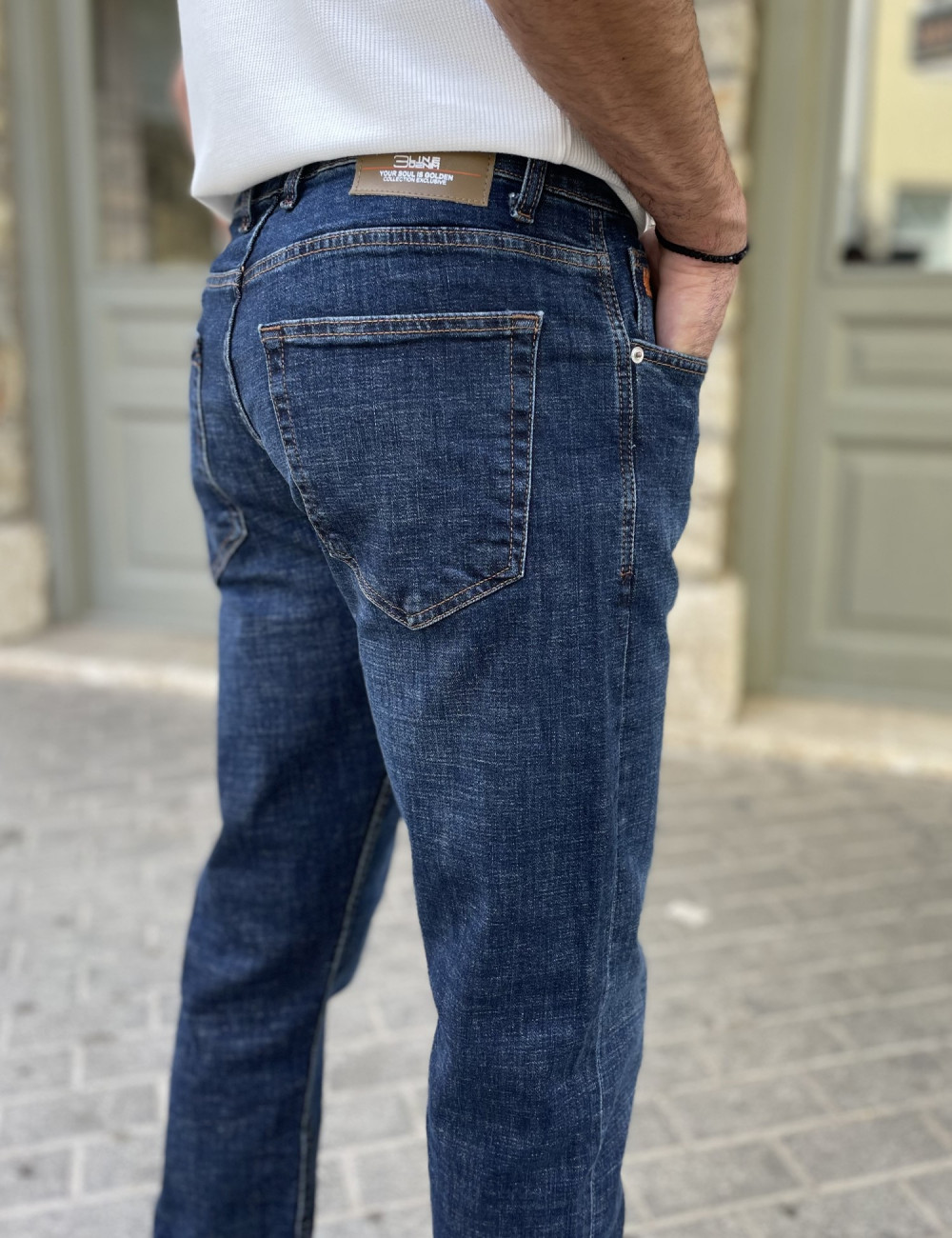 Ανδρικό τζιν παντελόνι σε ίσια μοντέρνα γραμμή που κλείνει με κουμπιά.