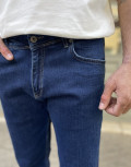 Ανδρικό τζιν παντελόνι που κλείνει με φερμουάρ.
