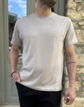 Aνδρικό T-shirt με κοντό μανίκι της εταιρίας Everbest σε μαύρο χρώμα με ρεβέρ στα μανίκια.