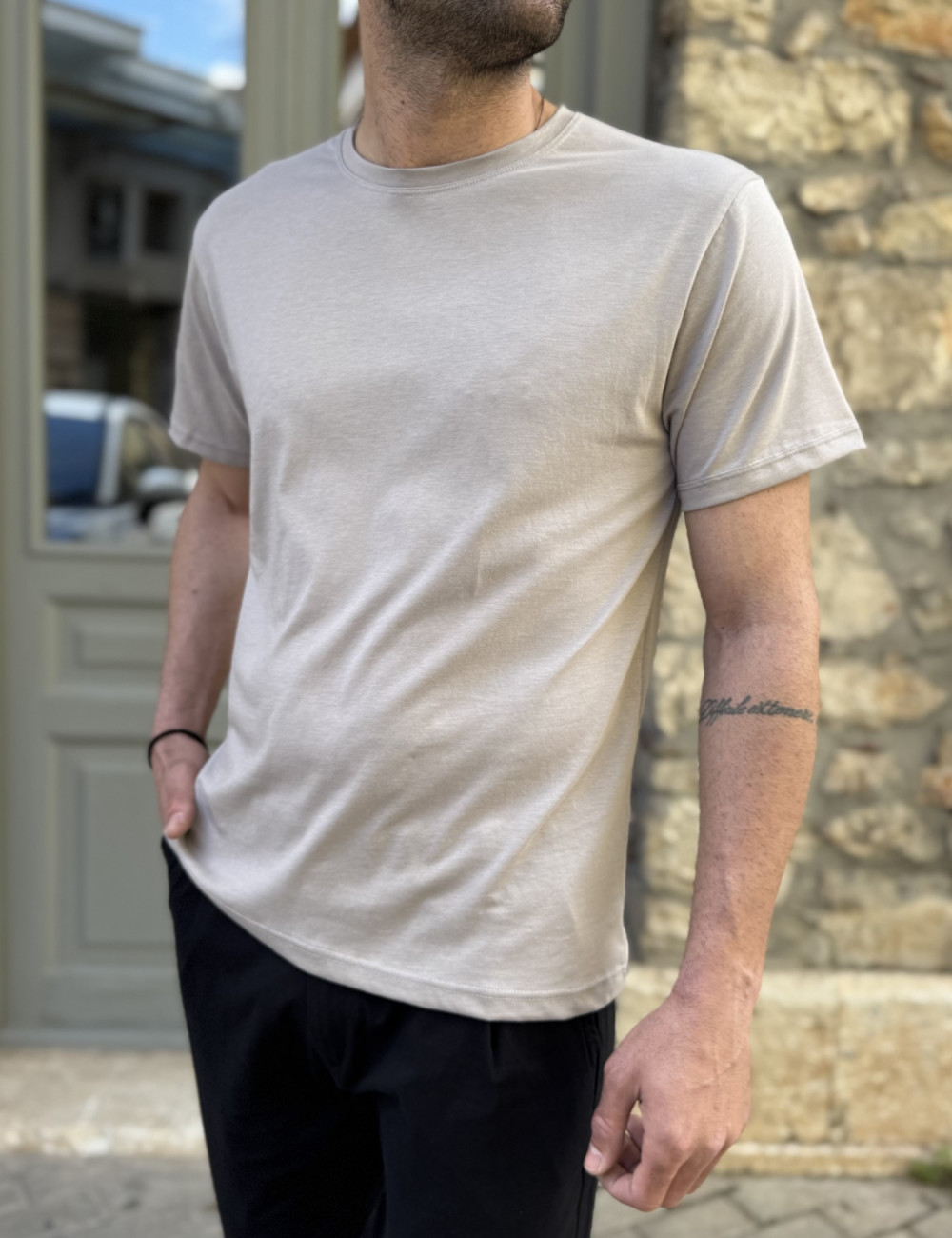 Aνδρικό T-shirt με κοντό μανίκι της εταιρίας Everbest σε μαύρο χρώμα με ρεβέρ στα μανίκια.