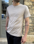 Aνδρικό T-shirt με κοντό μανίκι της εταιρίας Everbest σε μαύρο χρώμα με ρεβέρ στα μανίκια.
