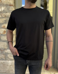 Aνδρικό T-shirt με κοντό μανίκι της εταιρίας Everbest σε μαύρο χρώμα με ρεβέρ στα μανίκια.