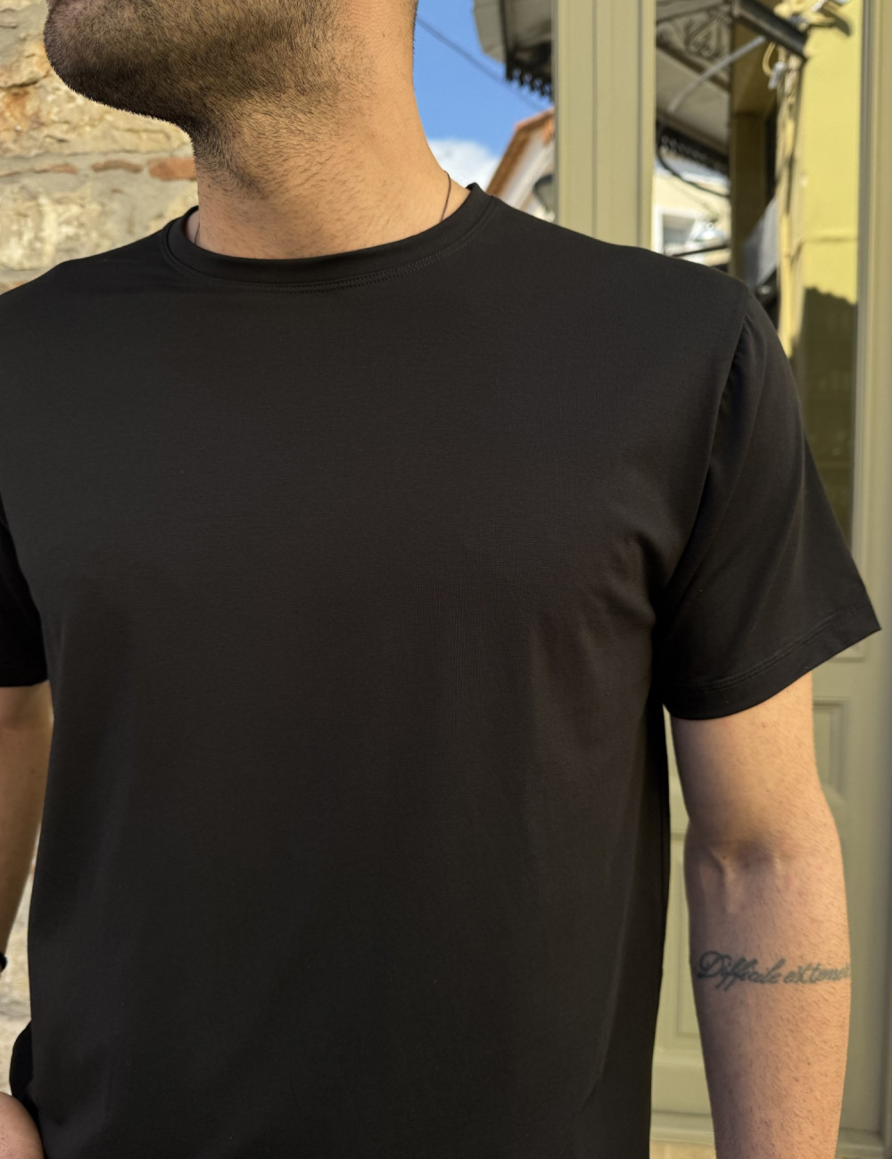 Aνδρικό T-shirt με κοντό μανίκι της εταιρίας Everbest σε μαύρο χρώμα με ρεβέρ στα μανίκια.