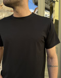 Aνδρικό T-shirt με κοντό μανίκι της εταιρίας Everbest σε μαύρο χρώμα με ρεβέρ στα μανίκια.