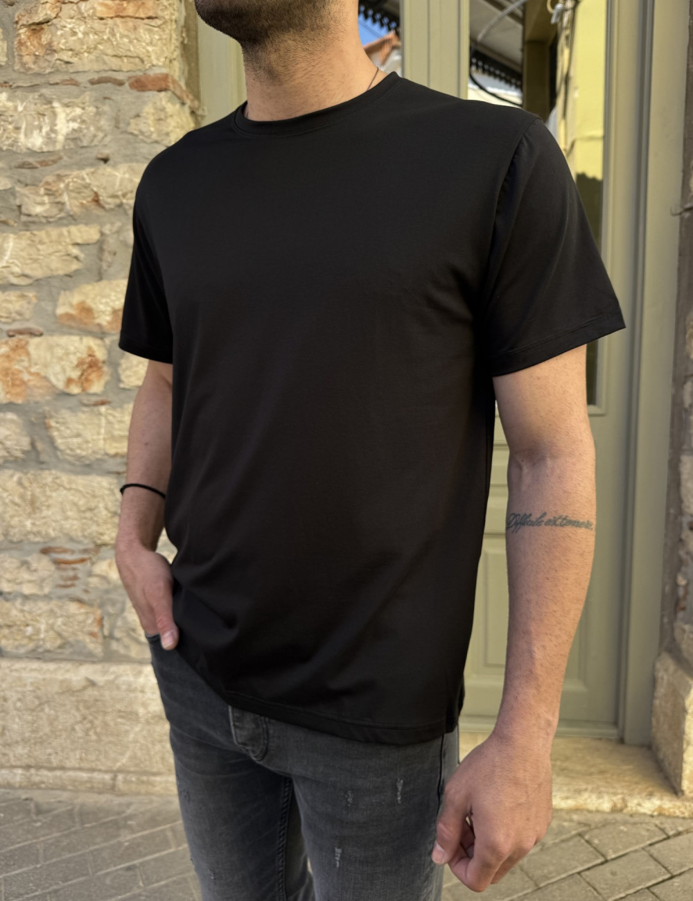 Aνδρικό T-shirt με κοντό μανίκι της εταιρίας Everbest σε μαύρο χρώμα με ρεβέρ στα μανίκια.