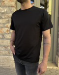 Aνδρικό T-shirt με κοντό μανίκι της εταιρίας Everbest σε μαύρο χρώμα με ρεβέρ στα μανίκια.
