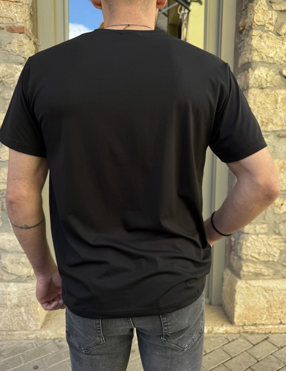 Aνδρικό T-shirt με κοντό μανίκι της εταιρίας Everbest σε μαύρο χρώμα με ρεβέρ στα μανίκια.