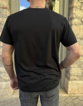 Aνδρικό T-shirt με κοντό μανίκι της εταιρίας Everbest σε μαύρο χρώμα με ρεβέρ στα μανίκια.