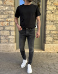 Ανδρικό τζιν παντελόνι σε slim μοντέρνα γραμμή που κλείνει με κουμπιά.